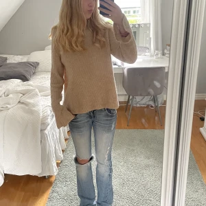 Beige stickad tröja!🥰 - Super fin stickad tröja! Som säljs för inte används längre! Super skön och perfekt inför kallare dagar🥰☕️