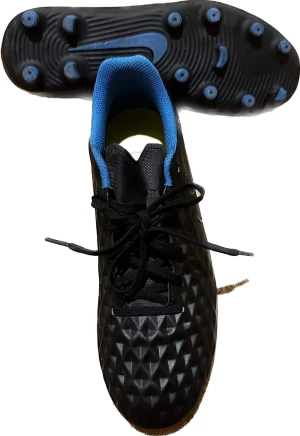 Nike eur 42, us 8,2 - Fotbollsskor i bra skick. Har bara blivit använda ett par gånger och är som nya. 