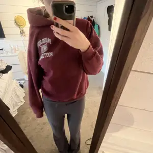 Intressekoll på denna supersnygga collegehoodie då jag tyvärr tycker den är lite liten för min smak😫😫 jag har storlek M, så skulle säga den passar xs/d om man vill ha oversized modell💕 skriv privat vid frågor!!