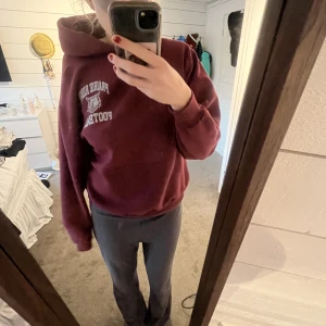 Collegehoodie - Intressekoll på denna supersnygga collegehoodie då jag tyvärr tycker den är lite liten för min smak😫😫 jag har storlek M, så skulle säga den passar xs/d om man vill ha oversized modell💕 skriv privat vid frågor!!