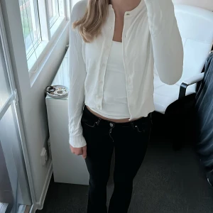 Vit H&M kofta  - Säljer denna fina vita kofta från h&m då den inte kommer till användning. Stolrlek Xs. Original pris 199 kr. Köparen står för frakten!!