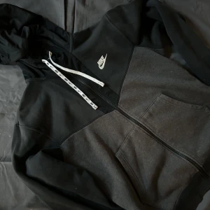 Nike Hoodie/Tröja - En svart nike tröja som är i storlek S, den är dock solbränd men annars inga defekter. Kan tänka mig gå ner i pris, det är bara att skriva för fler bilder. 