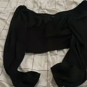 En svart tröja ifrån shein som aldrig kommer till användning längre