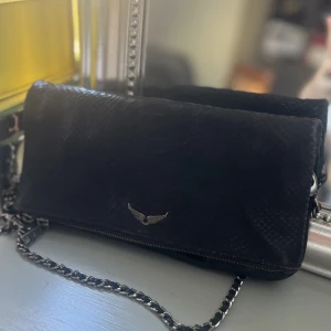 Zadig Voltaire  - Heeej! Säljer min älskade zadig väska!! Har tyvär inte kvittot kvar men är köpt i Sverige! Väskans orginal kedja är borta men har etsat den med min kedja från en annan zadig väska. Annars är väskans i väldigt bra skick men den är väl använd!