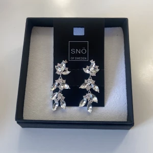 Söta örhängen🩷 - Säljer mina hängande örhängen från snö of Sweden 🩷 örhängena är köpta för 399 i somras, men har tyvärr bara används ett fåtal gånger, mycket bra skick utan några defekter🩷 orginalboxen medföljer😜