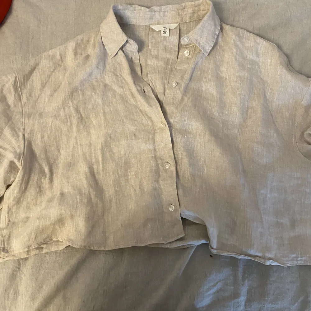En fin croppad linne skjorta i strl s, andvänd endast två ggr så i ett väldigt bra skick. . Skjortor.