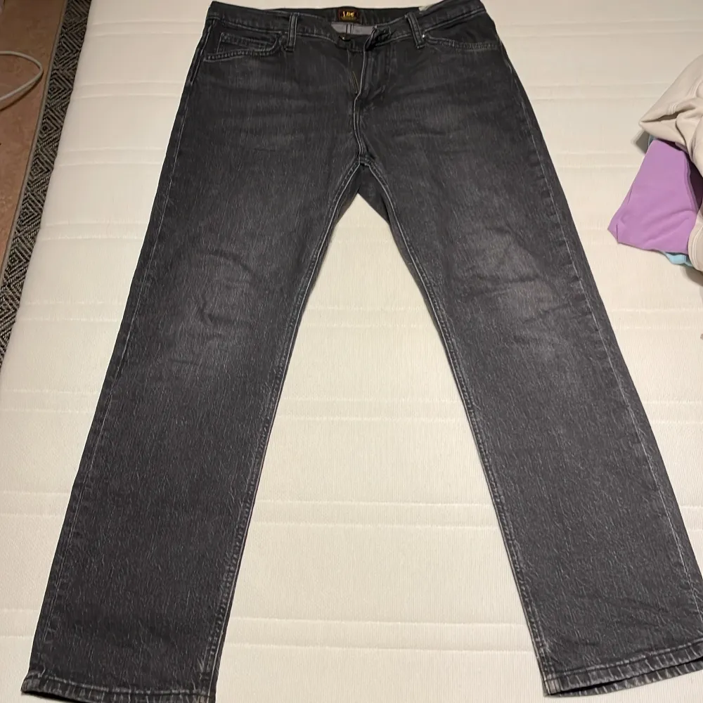 Säljer ett or svart jeans från lee. Dem är i väldigt bra skick. Använda ett fåtal gånger . Jeans & Byxor.