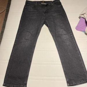 Svarta jeans från lee  - Säljer ett or svart jeans från lee. Dem är i väldigt bra skick. Använda ett fåtal gånger 