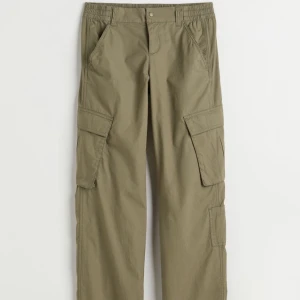 Cargobyxor - Säljer dessa populära cargobyxorna från hm, aldrig använda dock utan prislapp. Säljer även i vit. 