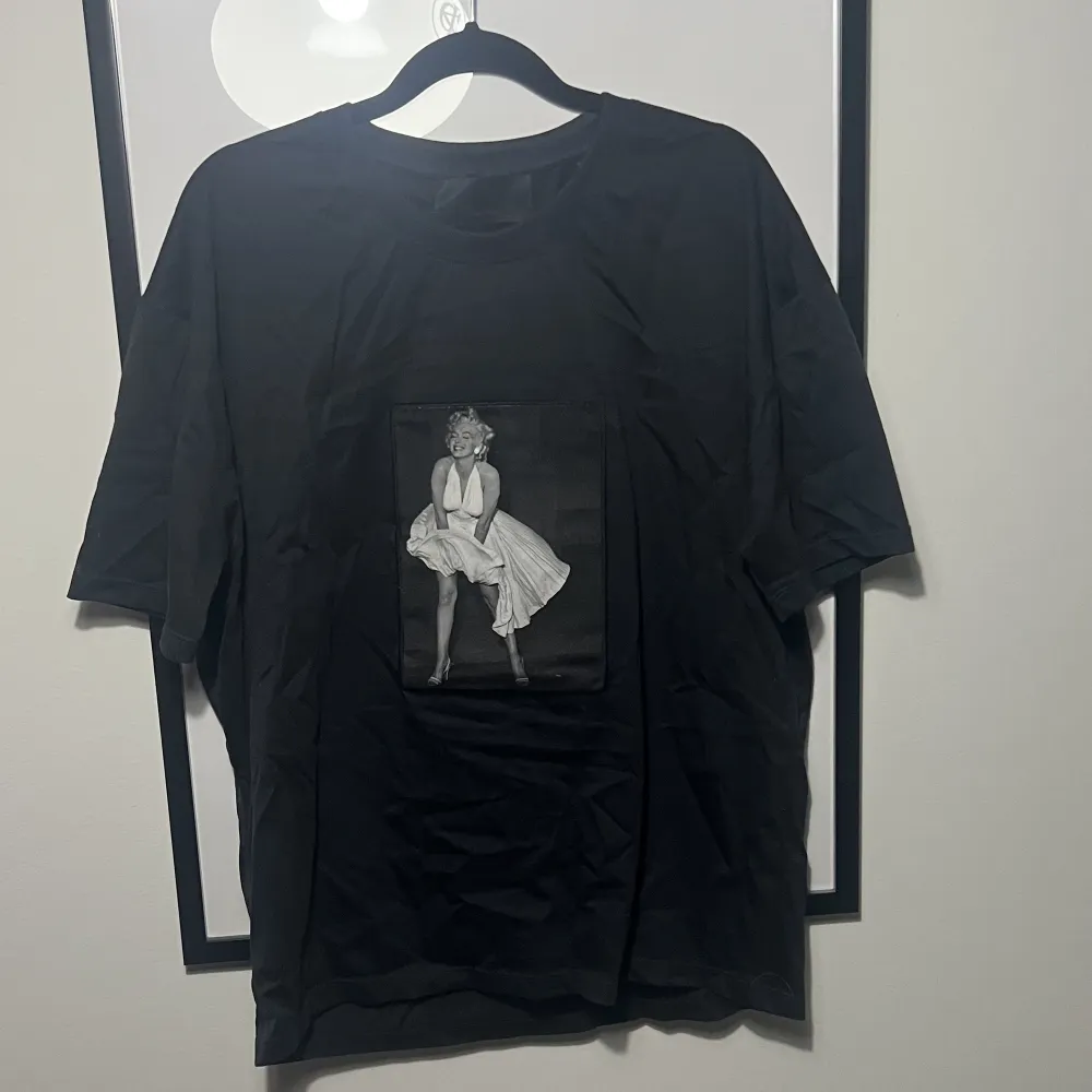 Säljer nu min limitato t-shirt med Marilyn monroe som tryck. 10/10 i skick använd ett få tal gånger. Storlek m, allt og.  Pris diskuterbart.   MVH Albin . T-shirts.