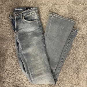 Lågmidjade bootcut jeans - Säljer dessa supersköna låg/mid Rise jeans i stl S. Jeansen är från bikbok och är i bra skick. Jag är 170 cm. Säljer för 95kr+frakt❤️