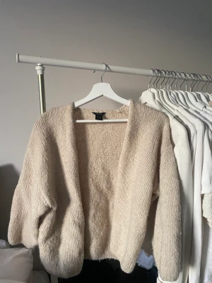 Beige kofta  - Beige kofta från Lindex i st XS/S. Använd enstaka gång- i bra skick 💕