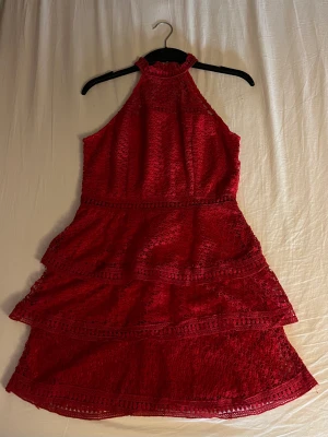 Röd klänning  - Klänningen sitter väldigt fint på kroppen 