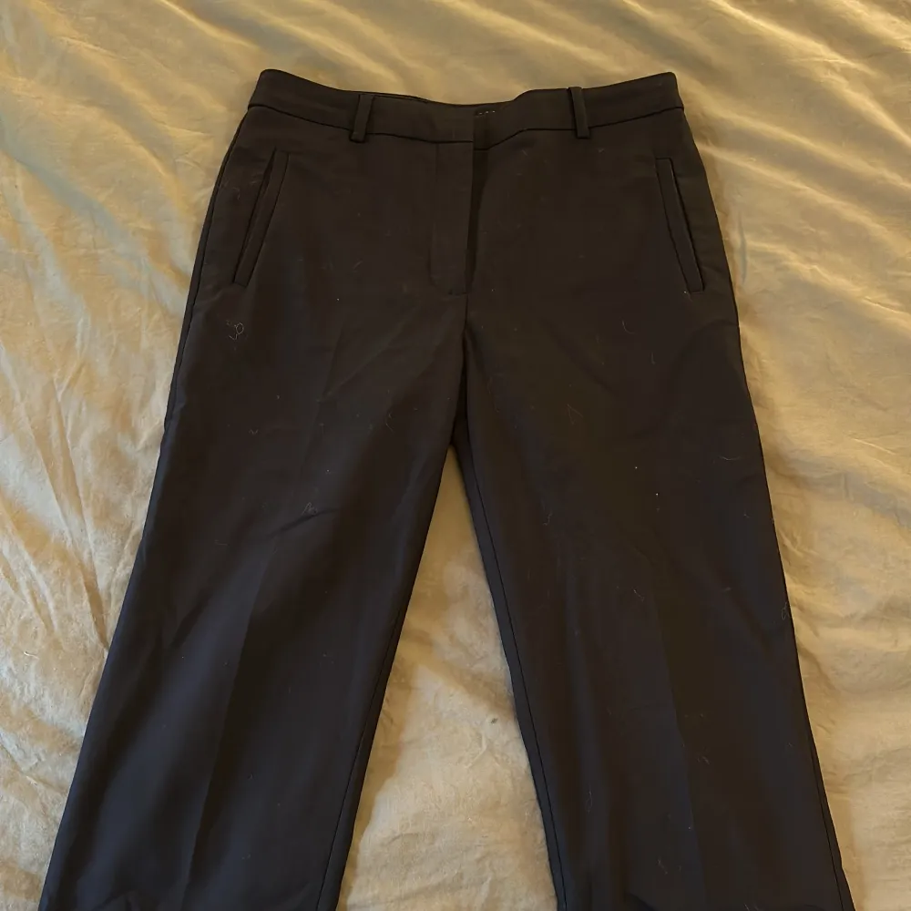 Svarta kostymbyxor från STOCKHLM, ganska tighta upptill och smala ben, använa en gång.. Jeans & Byxor.