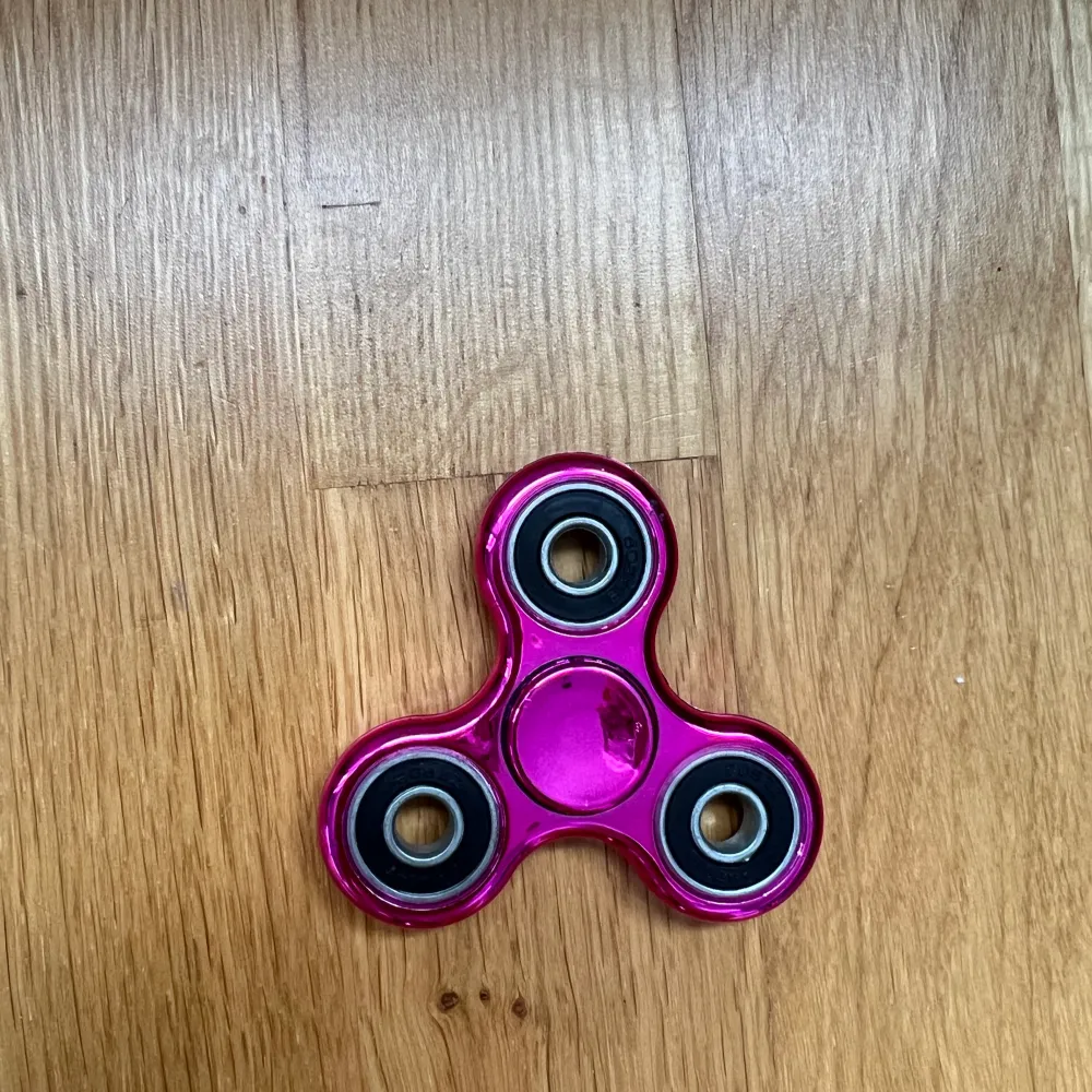 En fin fidget spinner i lite metallic lila färg. Använd få gånger när det var som mest populärt sedan bara legat förvarat i en låda. Snurrar extremt bra!. Övrigt.