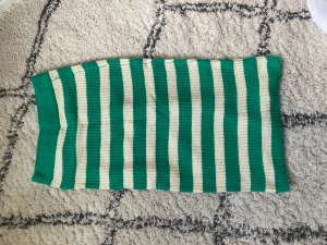 Stickad midikjol  - Randig stickad kjol från Gina Tricot. Mysig och snygg kjol i grönt och vitt. Använd en gång, storlek S. Midikjol, slutar under knäna.