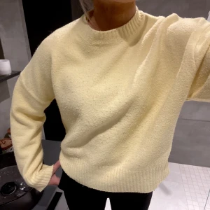 Stickad tröja  - Stickad tröja i strl S från Zara💛💛