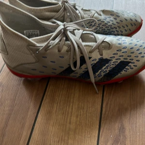 Fotbollsskor - Hål i ena sulan, men i övrigt bra skick