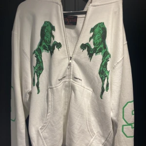 The Fool Ziphoddie  - Vit The fool hoodie använd vid få tillfällen i storlek M! 