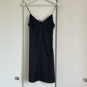 Kort satinklänning  - Kort satinklänning från NA-KD, aldrig använd 