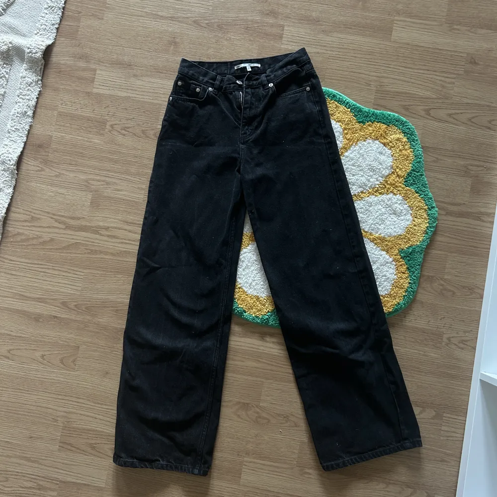 Highwaisted & wide leg svarta jeans från Junkyard i storlek 27, inte använda mycket . Jeans & Byxor.