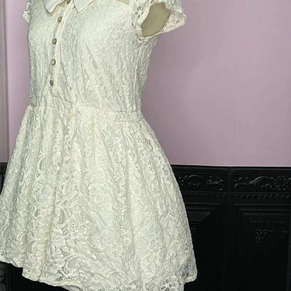 Vit vintage spets klänning i coquette stil! Strl S. Klänningar.