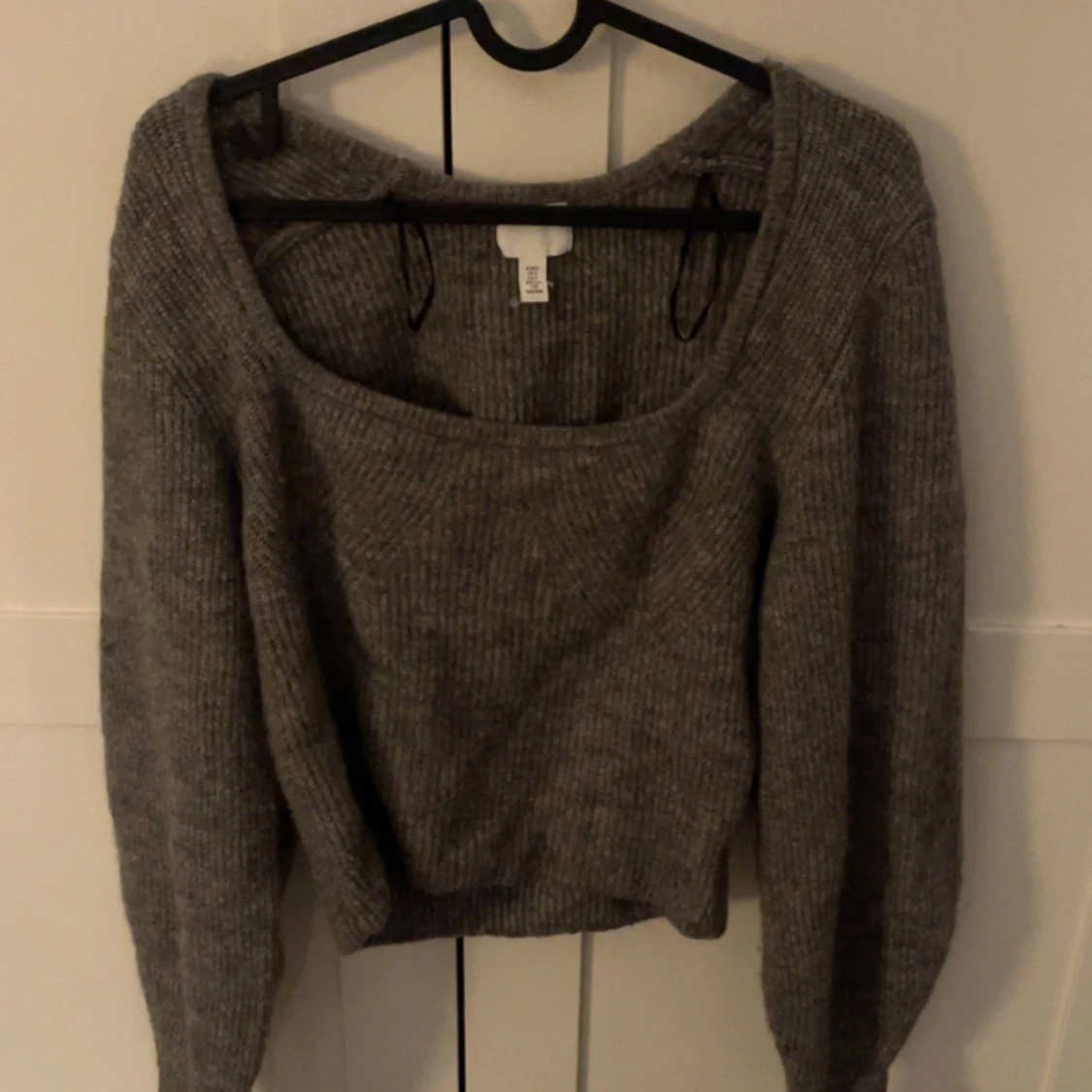 Grå stickad tröja
