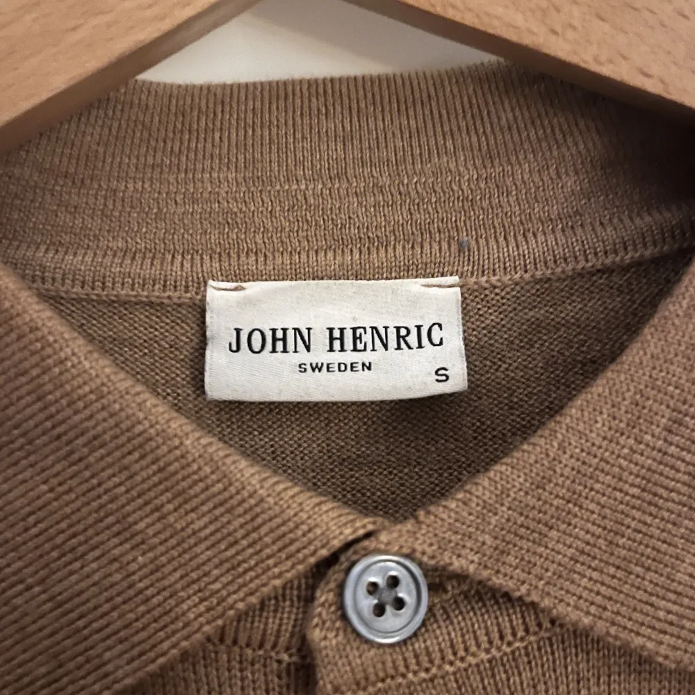 Säljer nu denna snygga pikétröja från John Henric. Använd en gång och sen dess bara legat i garderoben.  Skriv vid funderingar!. Stickat.