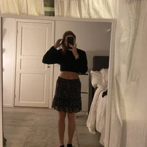 Kjol - Supersöt svart kjol med vitt mönster! Nästan aldrig använd då jag har andra kjolar jag föredrar mer!😊 Vid frågor tveka inte med att höra av er!🥰