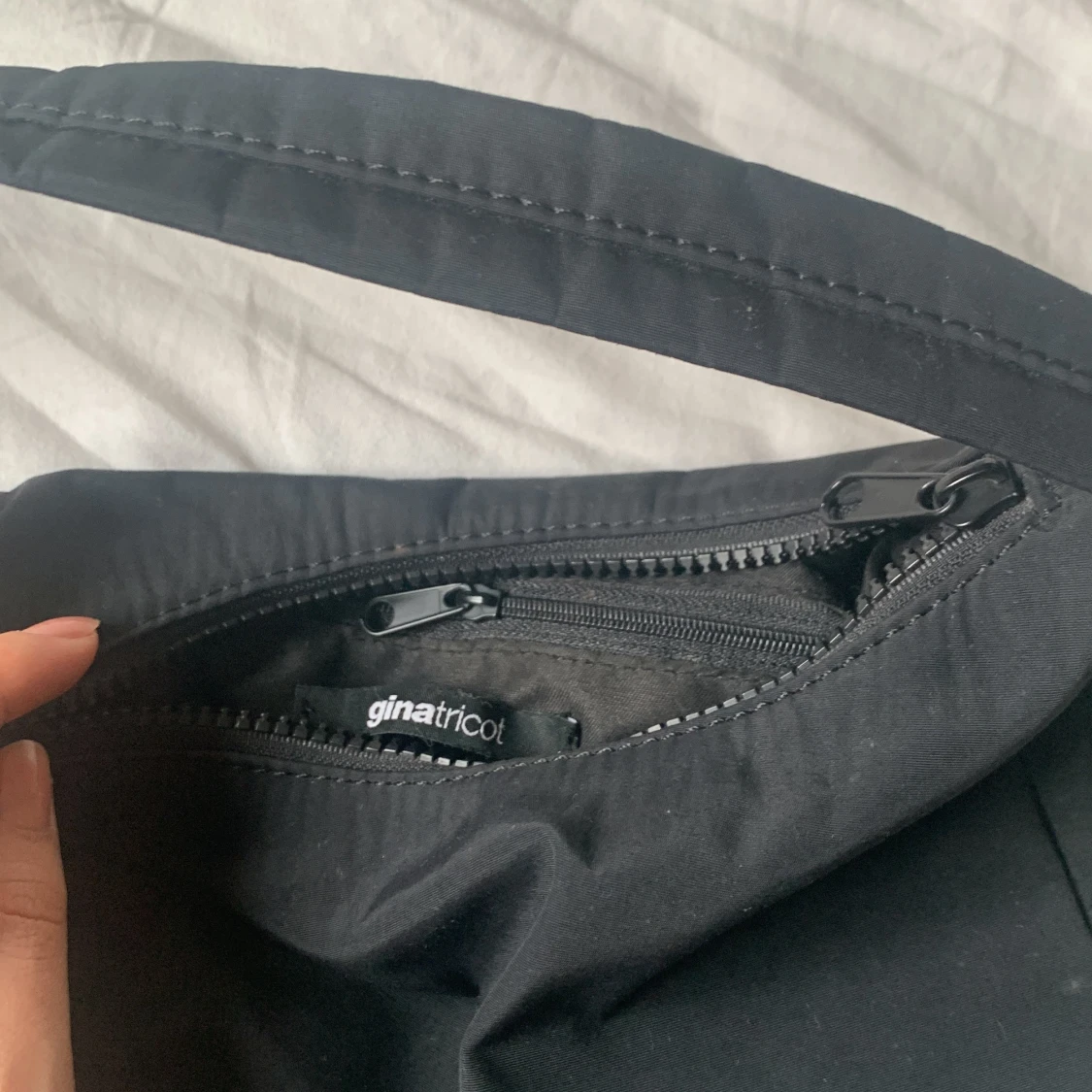 Svart axelremsväska  - 91