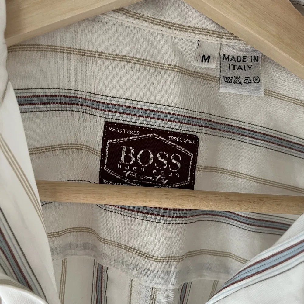 Vit-blå-brun randig vintage Hugo Boss skjorta. Oversized så passar allt från S-XL beroende önskad passform. Mycket bra skick. . Skjortor.