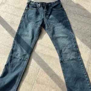 Säljer dessa jeans som är i stl 164 lågmidjade