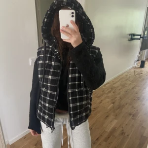 Väst från Zara - En super fin väst ifrån Zara som tyvärr inte kommer till användning men i väldigt fint skick. Perfekt nu till hösten så den är ganska tjock! 😍🍂🍁