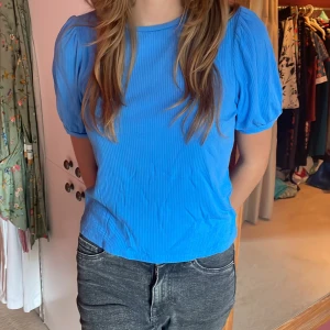 Blå tröja - Jättefin tröja, aldrig använd så är i fint skick. Nypris 230.  Pris gör att diskutera