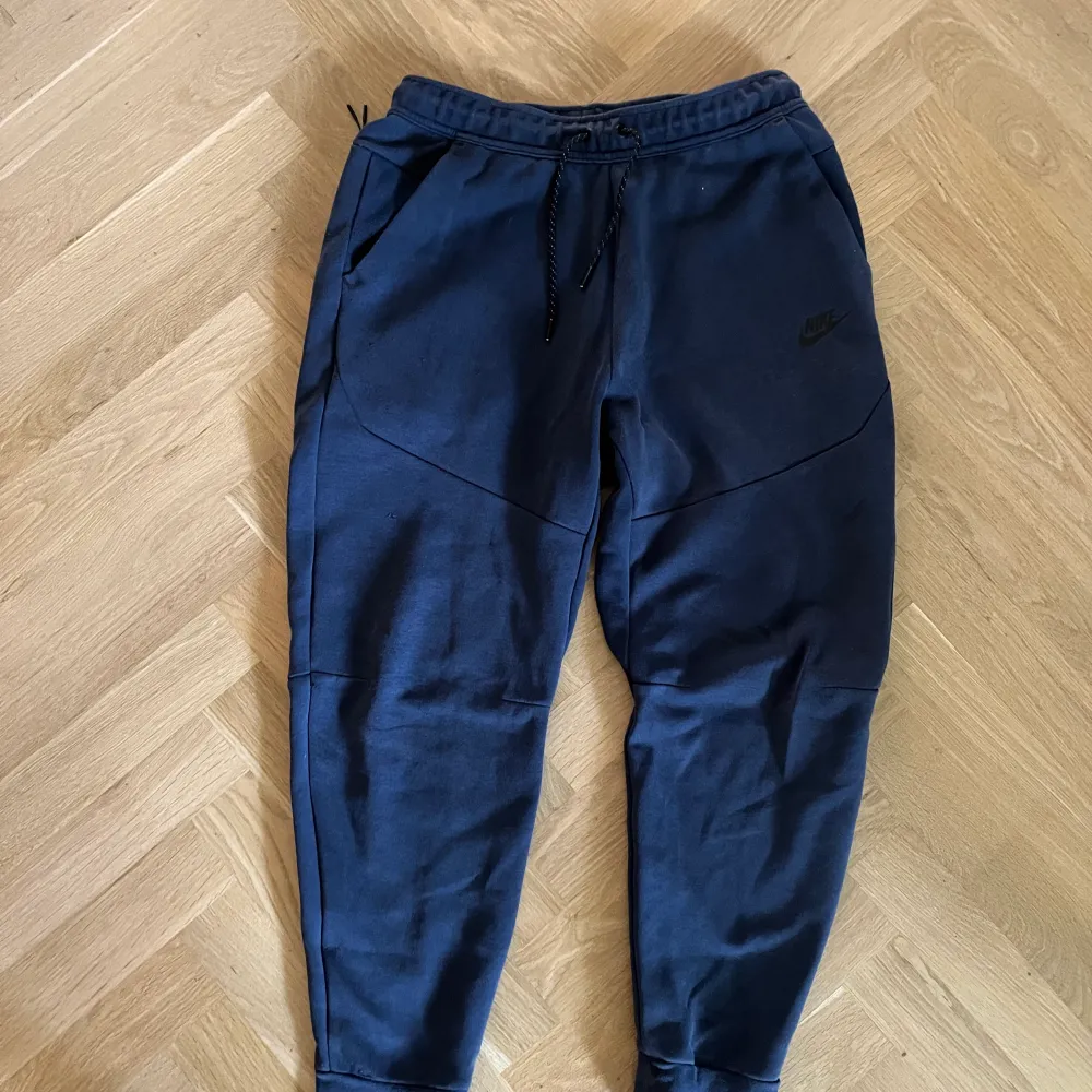 Nike tech fleece byxor i storlek M. Är i bra skick.. Jeans & Byxor.