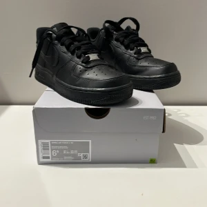 Nike Air force 1 - Svarta air force 1s. Nästan helst oanvända. Frakt ingår.