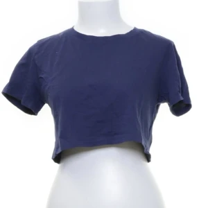 Topp - En crop top köpt på sellpy och är ifrån Nakd. Aldrig använd Snygg att ha över ett spetslinne! 💕köpt för 160 kr sen innan
