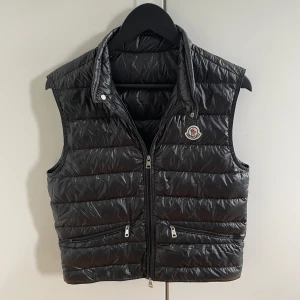 Moncler Gui väst  - Säljer en Moncler Gui väst som är i väldigt bra skick! Skick 9/10! Storlek 1 vilket motsvarar S. Har kvitto kvar!  Hör gärna av dig om du har frågor!
