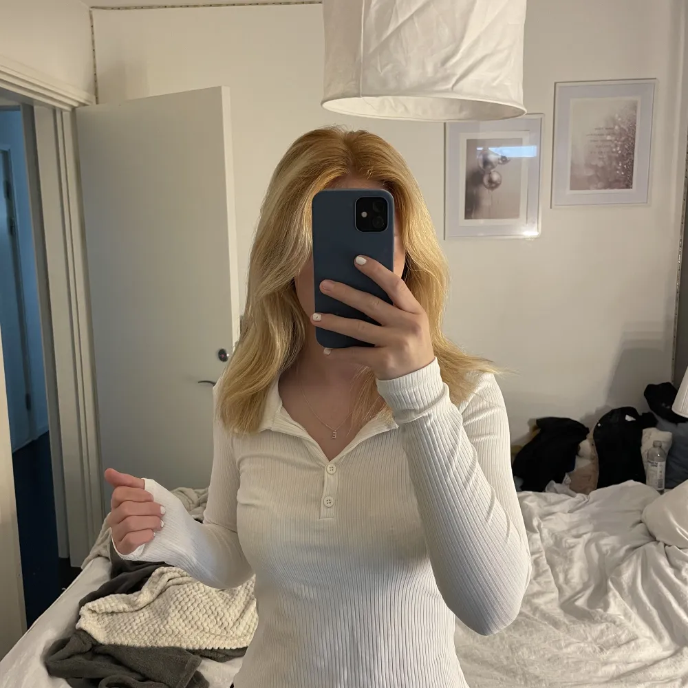 Stilren vit ribbad tröja från Vero moda, använd fåtal gånger så tröjan är i nyskick. Säljs då den inte är min stil längre. Passar båda till skolan och finare tillställningar 🙂. Neuletakit & Villapaidat.