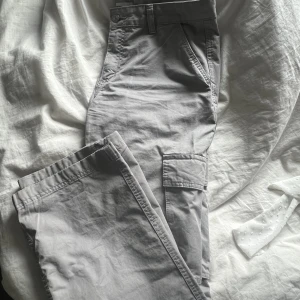 Cargo byxor - Jättesnygga cargo byxor från gina, rätt lågmidjade och därför jag säljer dom då jag inte trivs i det. Annars jättesnygga och sköna!! 