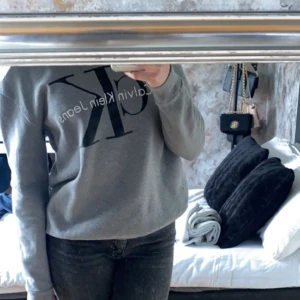 Calvin Klein tröja - Grå Kalvin Klein tröja i xs