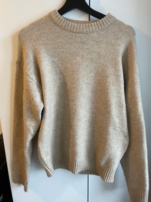 Jack and Jones stickad tröja - Beige Jack and Jones stickad tröja. Kommer inte till användning. Skriv vid frågor eller annat. Priset är inte fast.