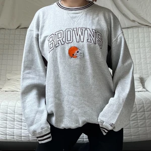 College Sweater - Sweatshirt i grå och brunt i fint skick i storlek XL❤️