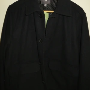 Svart Höstjacka - Jag säljer en svart höstjackan, helt oanvänd, prislapp sitter kvar, H&M, storlek L. Nypris: 699kr Mitt pris: 400kr