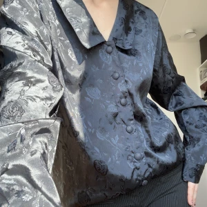 Fin blus - Fin blus med blomdetaljer💕