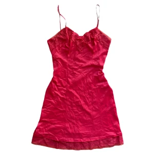 röd slip dress - söt slip dress, köparen står för frakt! ❤️använd gärna ”köp nu” <3 