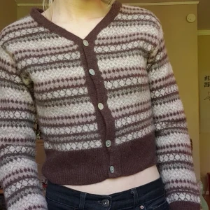 Ullkofta - Ullblandning, ej stickig! Från indiska tidigt 2000 Storleksmarkerad som L, tvättad i 30° så den är mer xs/s. Ullen är ej stel! I mycket fint skick. Dm för mått 