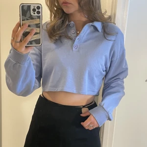 Långarmad pike - Ljusblå kroppad tröja med knappar från NA-KD. Använd fåtal gånger och i mycket bra skick💕