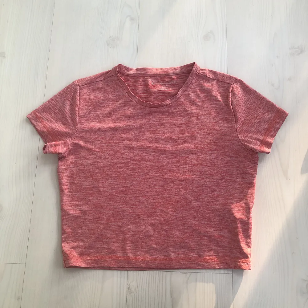 Croppad tajt tröningströja i rosa, lite melerad🥰🥰passar stl s-m🤍. T-shirts.