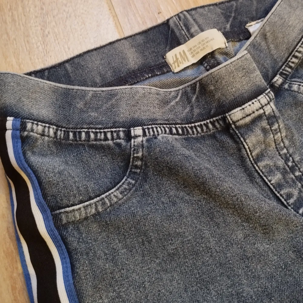 Mörkblåa skinny jeans (lite som tights) för barn! Fin dekoration på sidan av benen vilket jag har visat. Använd sällan och är i bra skick. Från H&M. Storlek 146 10-11Y. Jeans & Byxor.